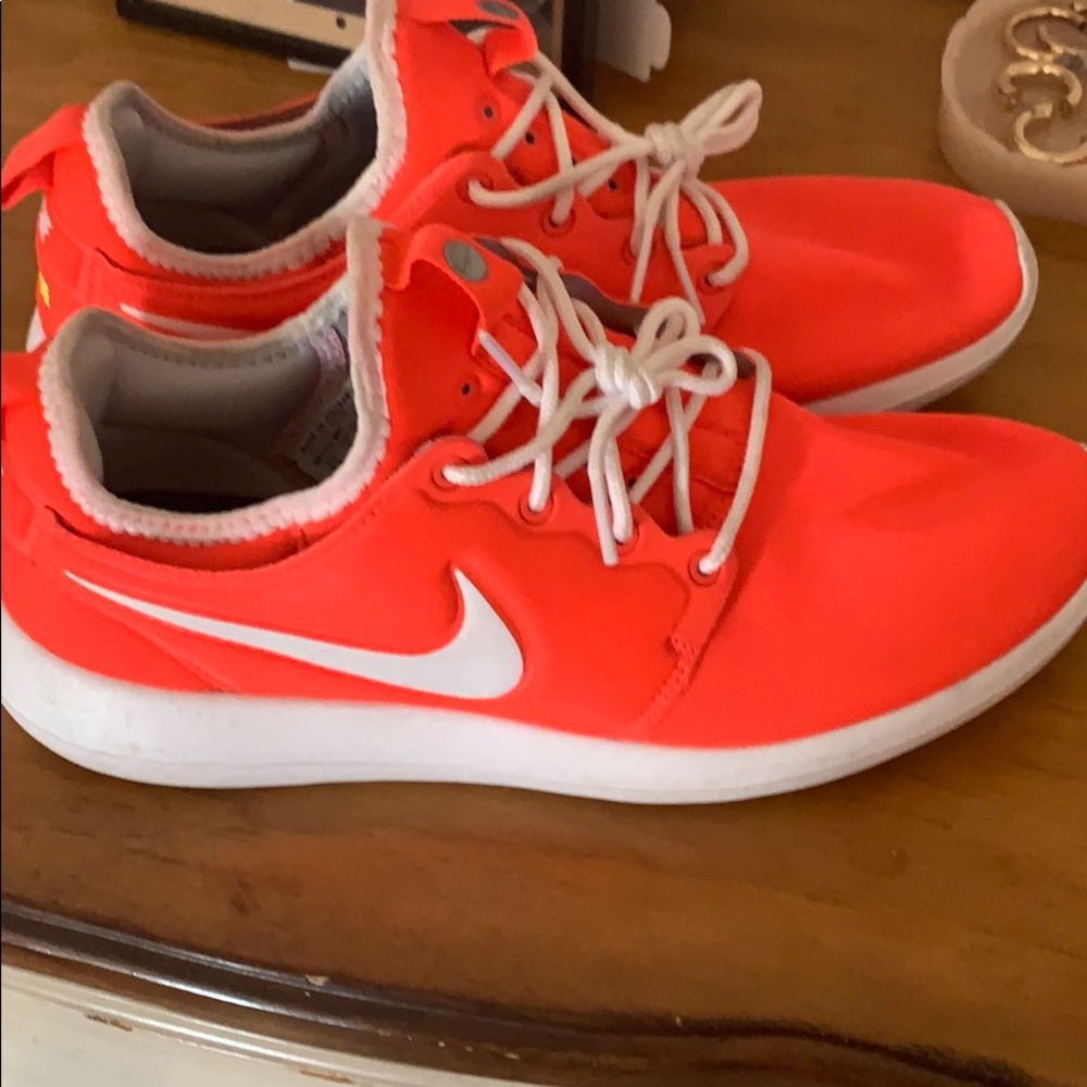 Hot pink nike rosh